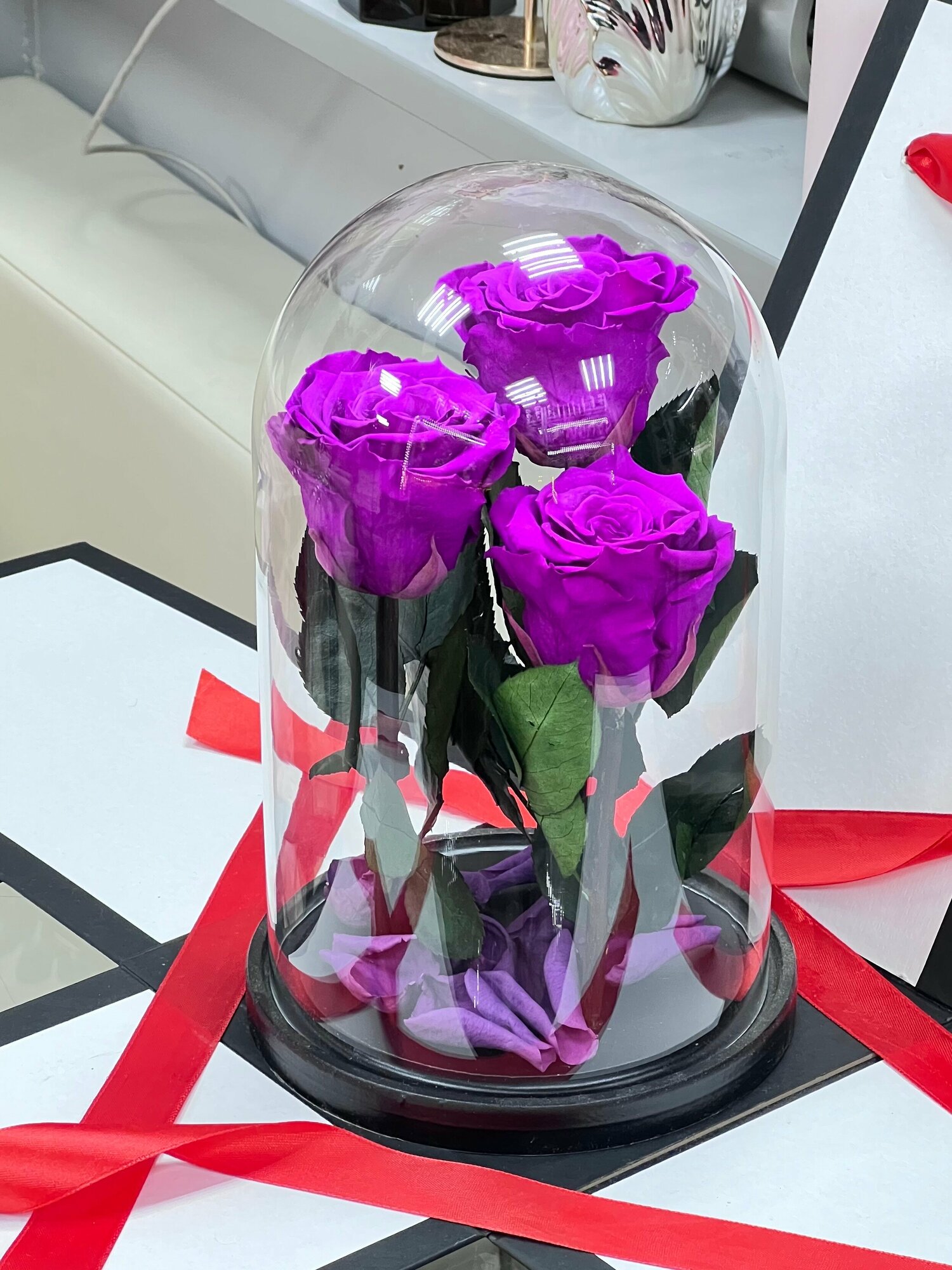Фиолетовое трио «Premium» розы в колбе в подарочной коробкой с вау-эффектом /26 см Живет 5 лет