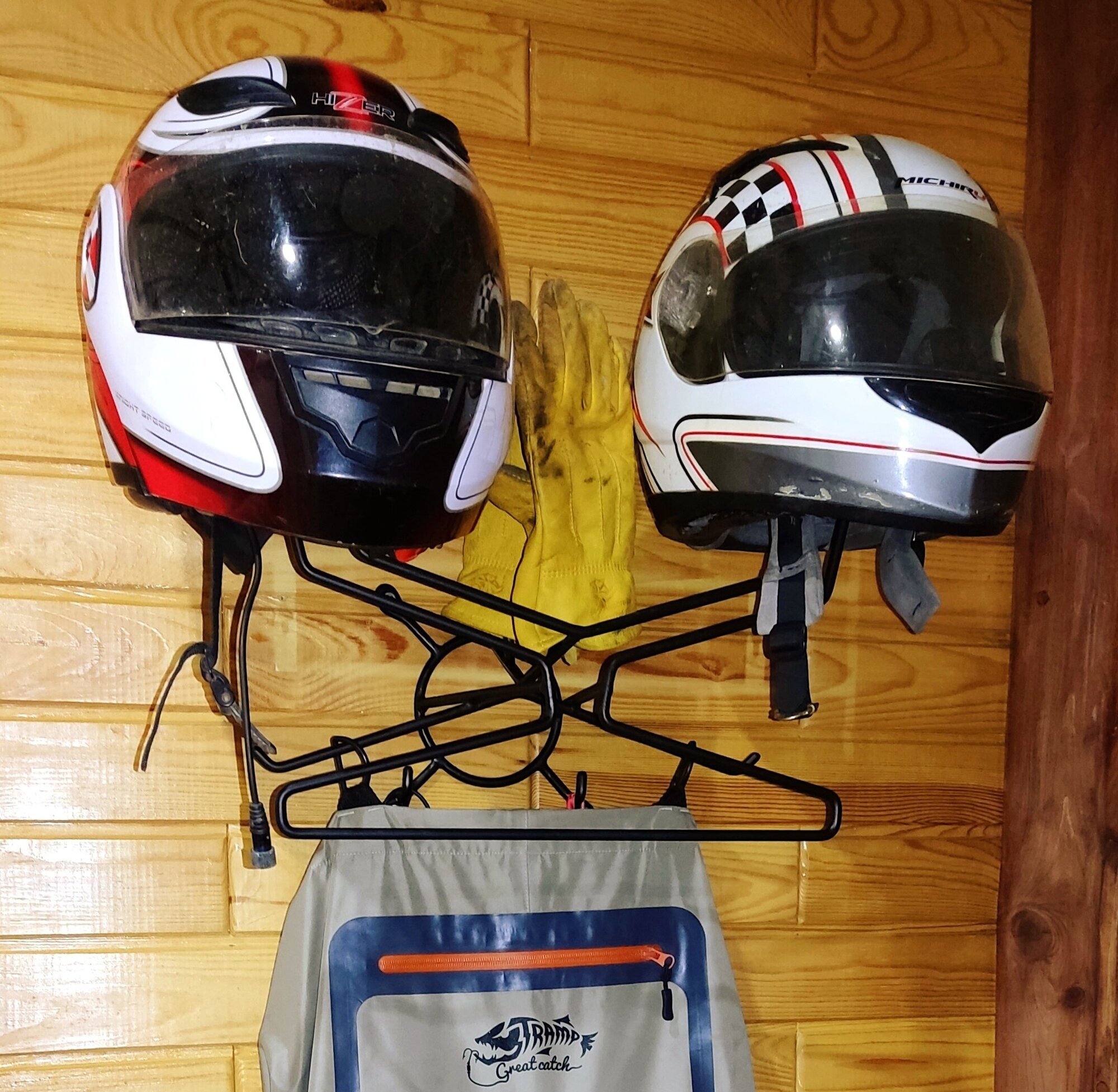 Вешалка-подставка для двух шлемов и экипировки