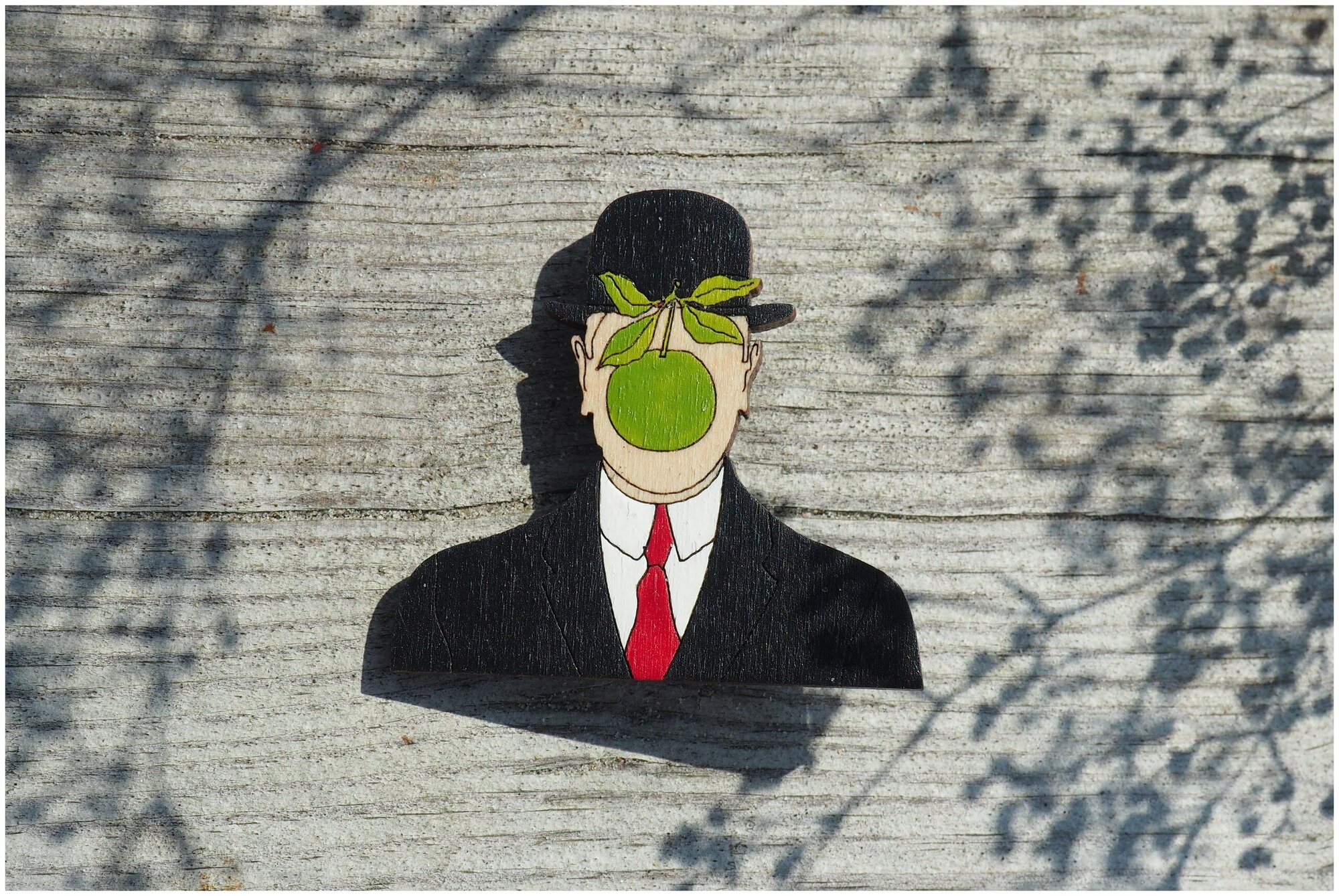 Картина человек в шляпе с яблоком