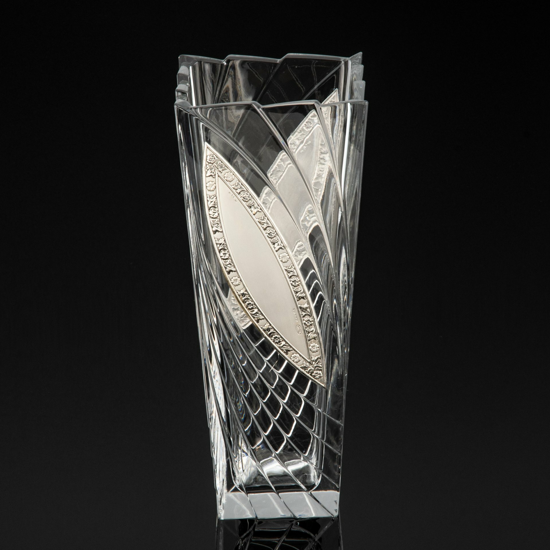 фото Ваза для цветов, строгой формы, украшенная серебристыми накладками, хрусталь