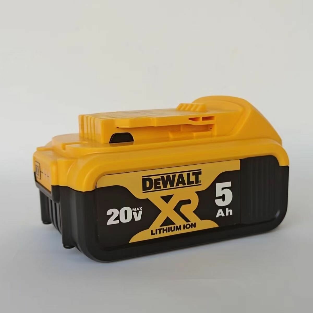 DEWALT LITHIUM ION DCB184 18V 5AH или DCB205 20V 5AH аккумуляторы