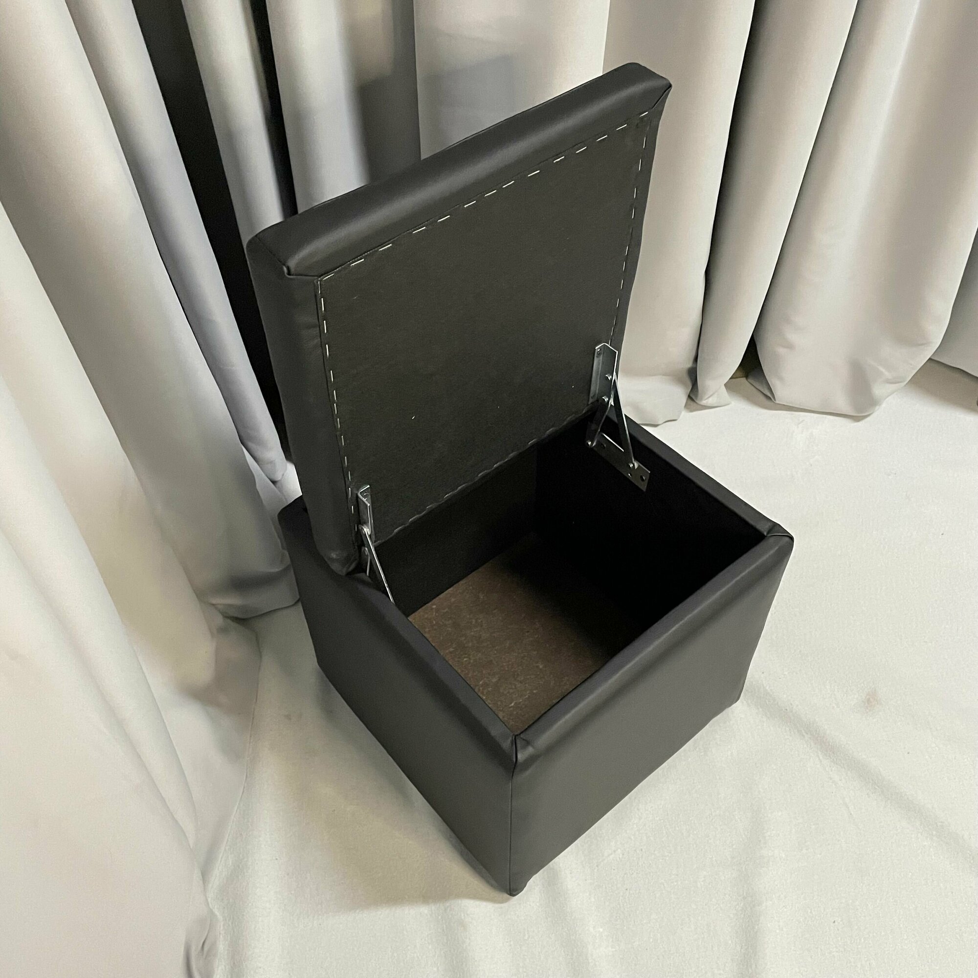 Пуф Артикус,"Мечта", с ящиком для хранения, экокожа, кожзам, в гостиную, в прихожую, для комнаты, в спальню, на ножках, мягкий, квадратный 40x40x46 - фотография № 3