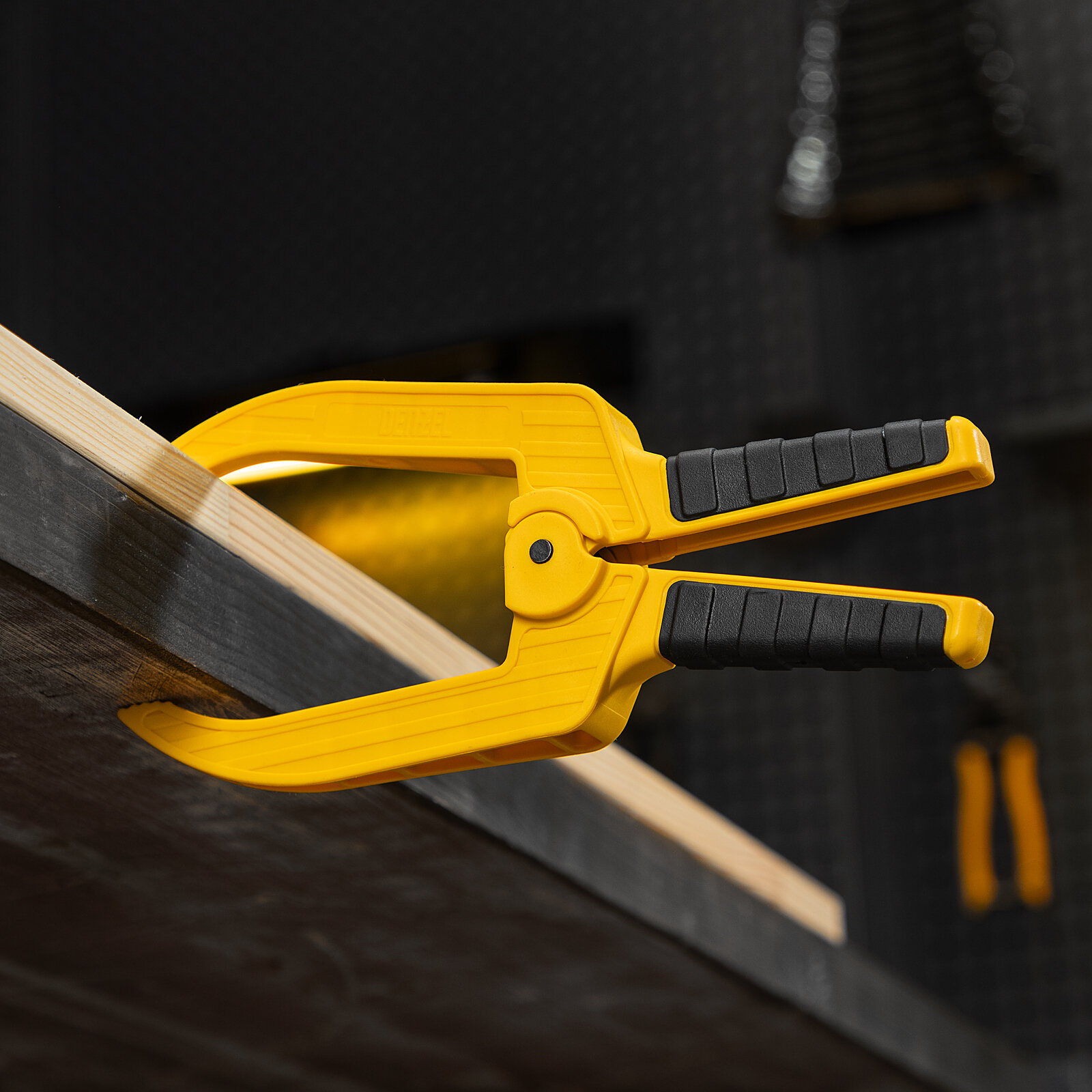 Изображение Струбцина клещеобразная Denzel удлиненная 75 х 110 мм двухкомпонентные рукоятки 20790