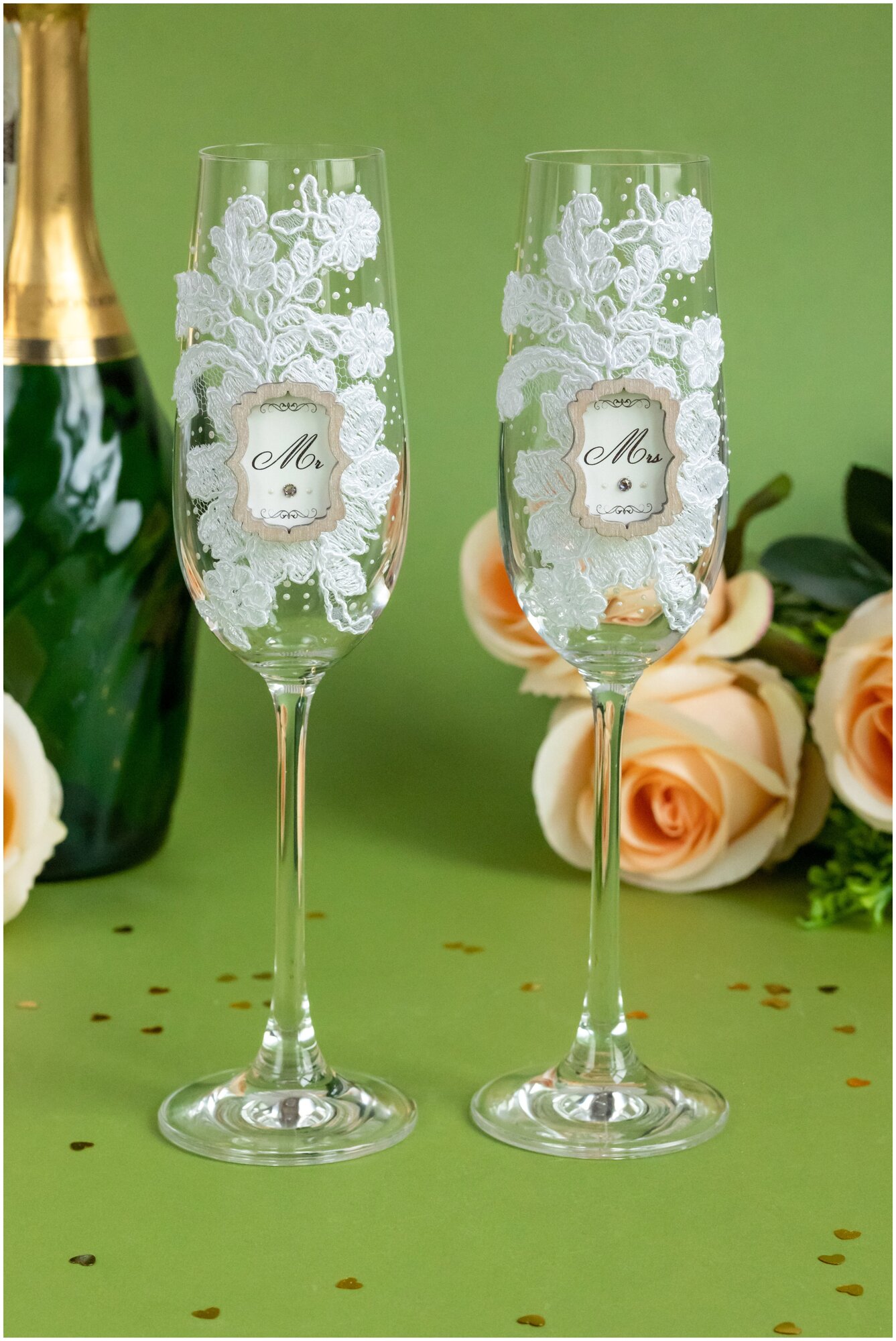 Свадебные бокалы для шампанского молодоженов в форме тюльпан "Мелодия любви" с декором из кружева, c деревянной рамкой и кристаллами Сваровски, 2 штуки