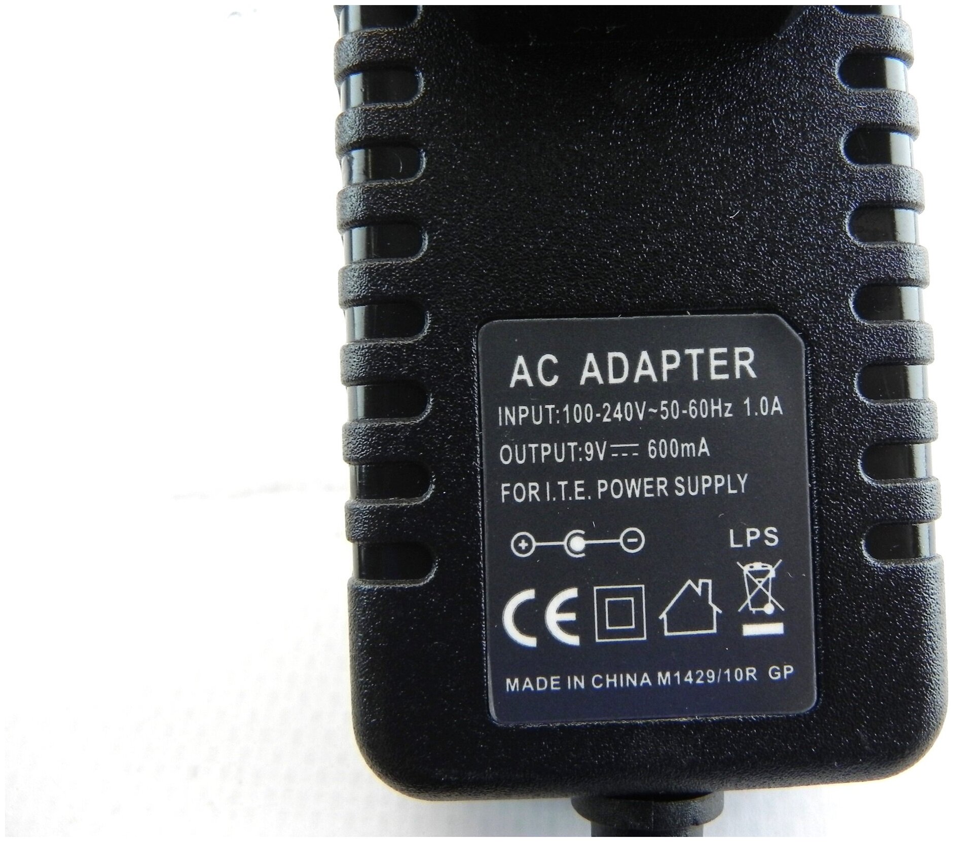 Универсальный блок питания 9V 06A 6W 5525 прямой штекер