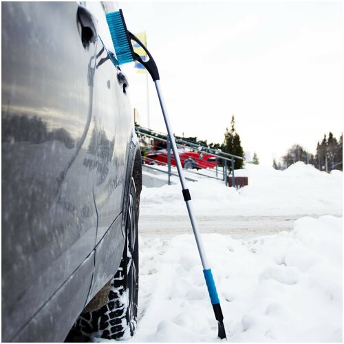Щётка для автомобиля телескопическая от снега со скребком ZEUS 90-130 см / Щетка сметка с распушенной щетиной и телескопической мягкой ручкой ZBW022