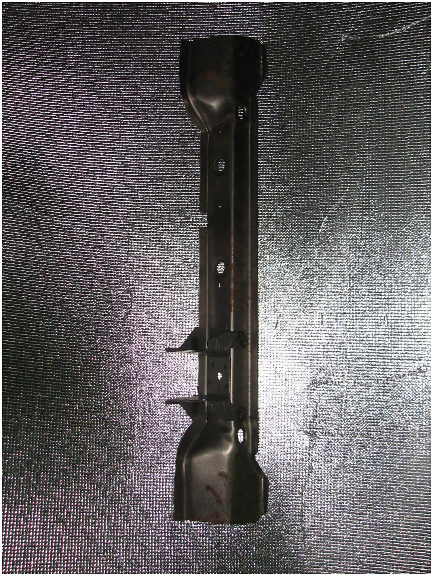 Нижняя планка рамки радиатора ВАЗ-2108 (с кроншт.) Kamaz 21080840107863 ( 21080840107863 )