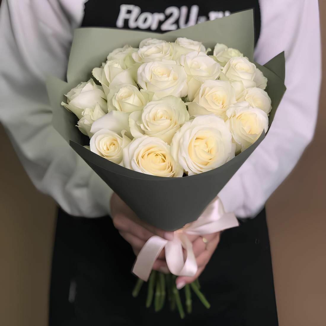 Букет живых цветов из 19 белой розы 40 см в упаковке с доставкой