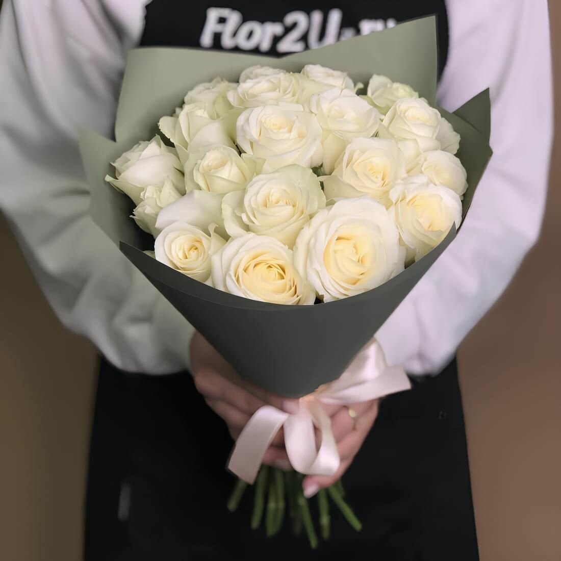 Цветы живые букет из 19 белых роз 40 см в упаковке Flor2u