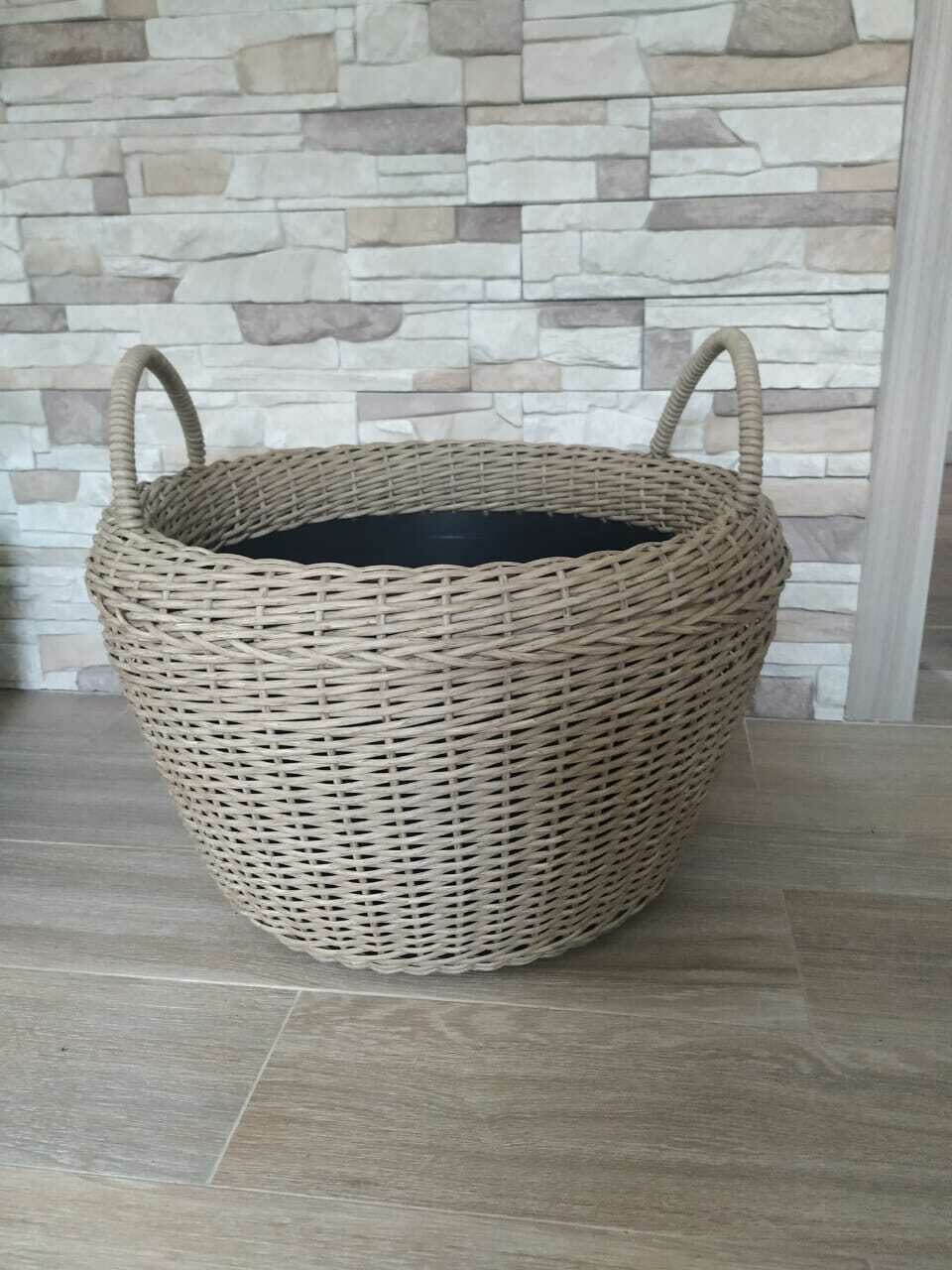 фото Кашпо плетёное из искусственного ротанга