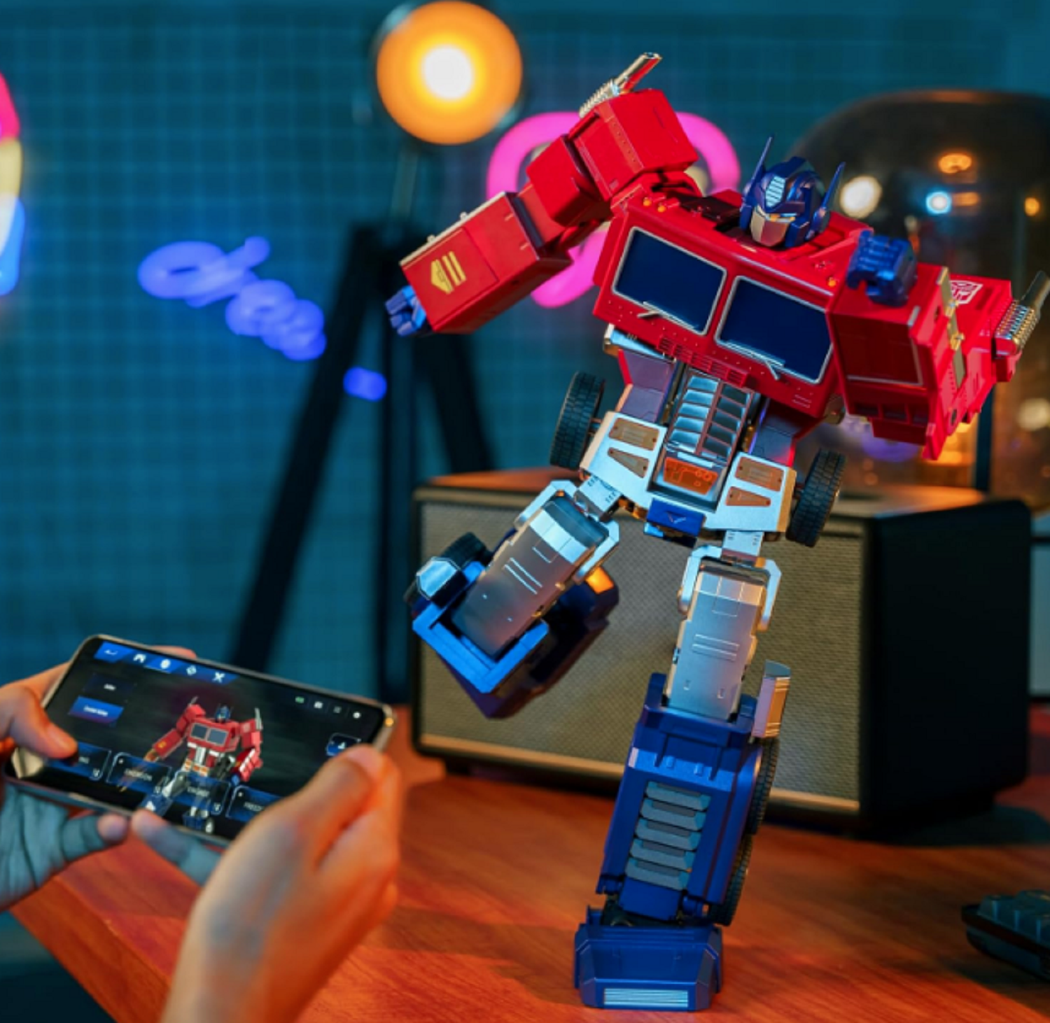 Робот-трансформер Robosen Optimus Prime Elite. Оптимус Прайм с функцией трансформации по голосовой команде