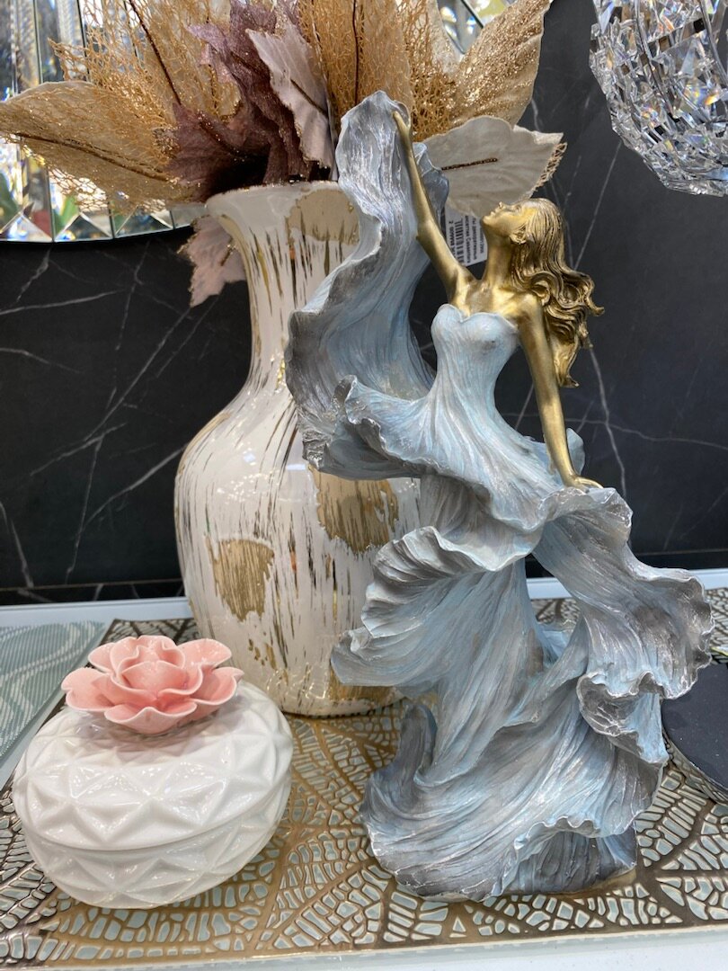 Статуэтка Девушка Casaentera CE02-815015 голубой 165х110х300h