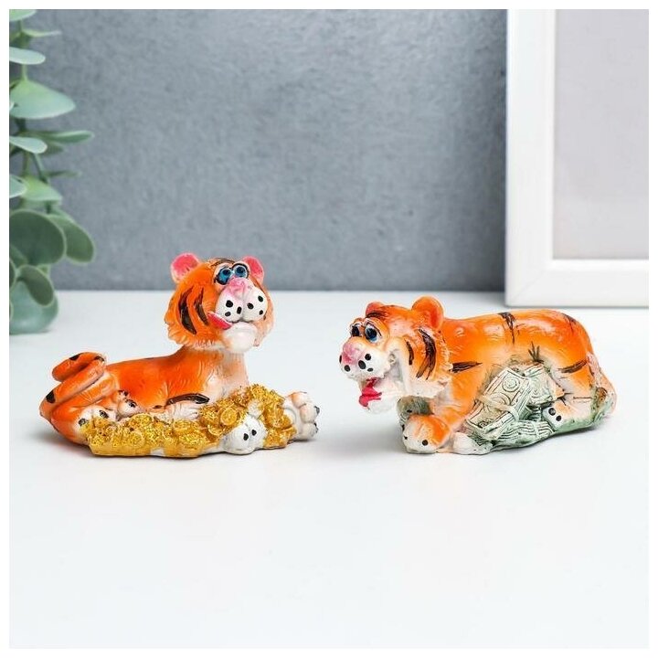 фото Сувенир полистоун "Голубоглазый тигр с монетами/купюрами" 4х4х10 см