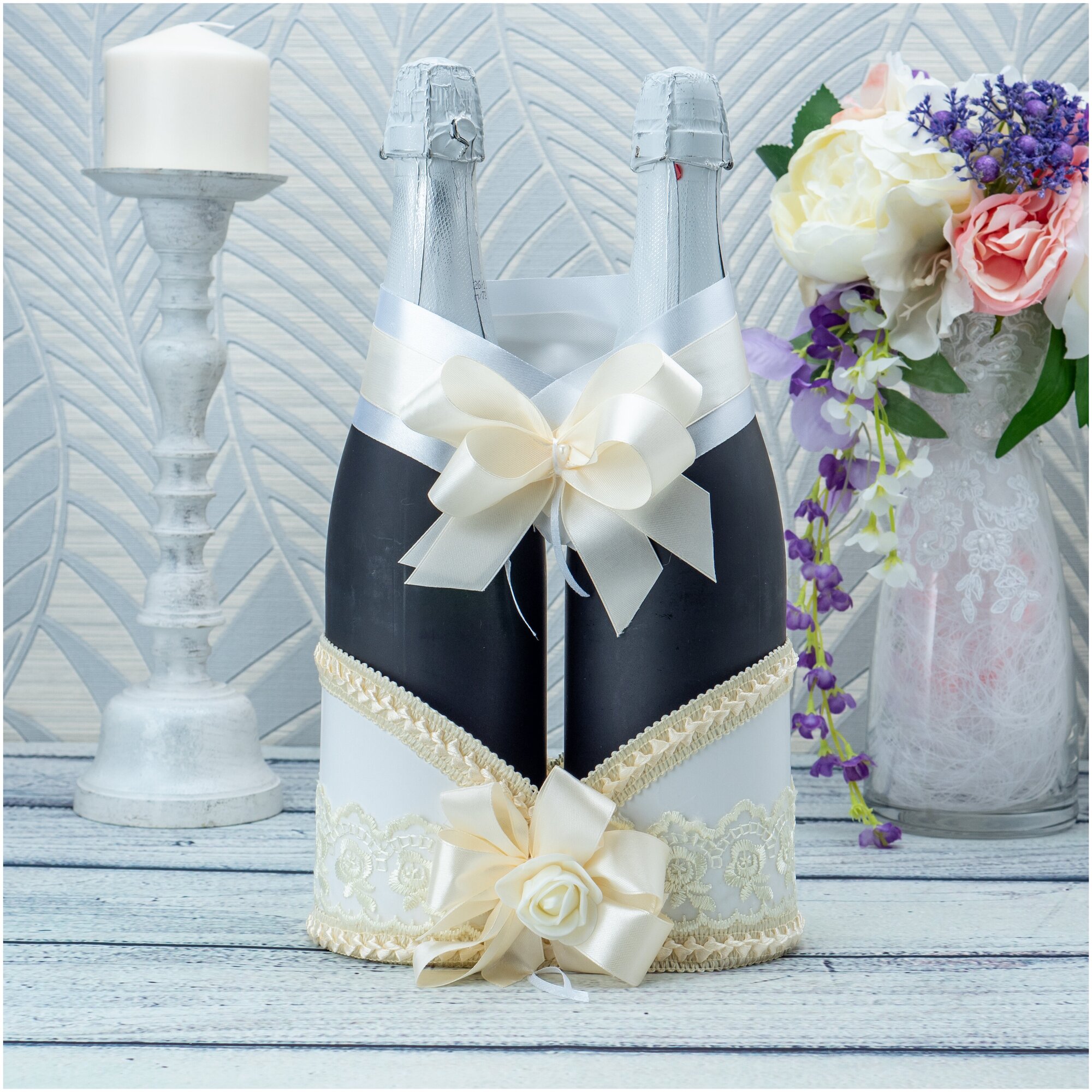 Украшение для шампанского "Счастье" из плотной бумаги айвори, кружева и атласных бантов с текстильной розой кремового цвета