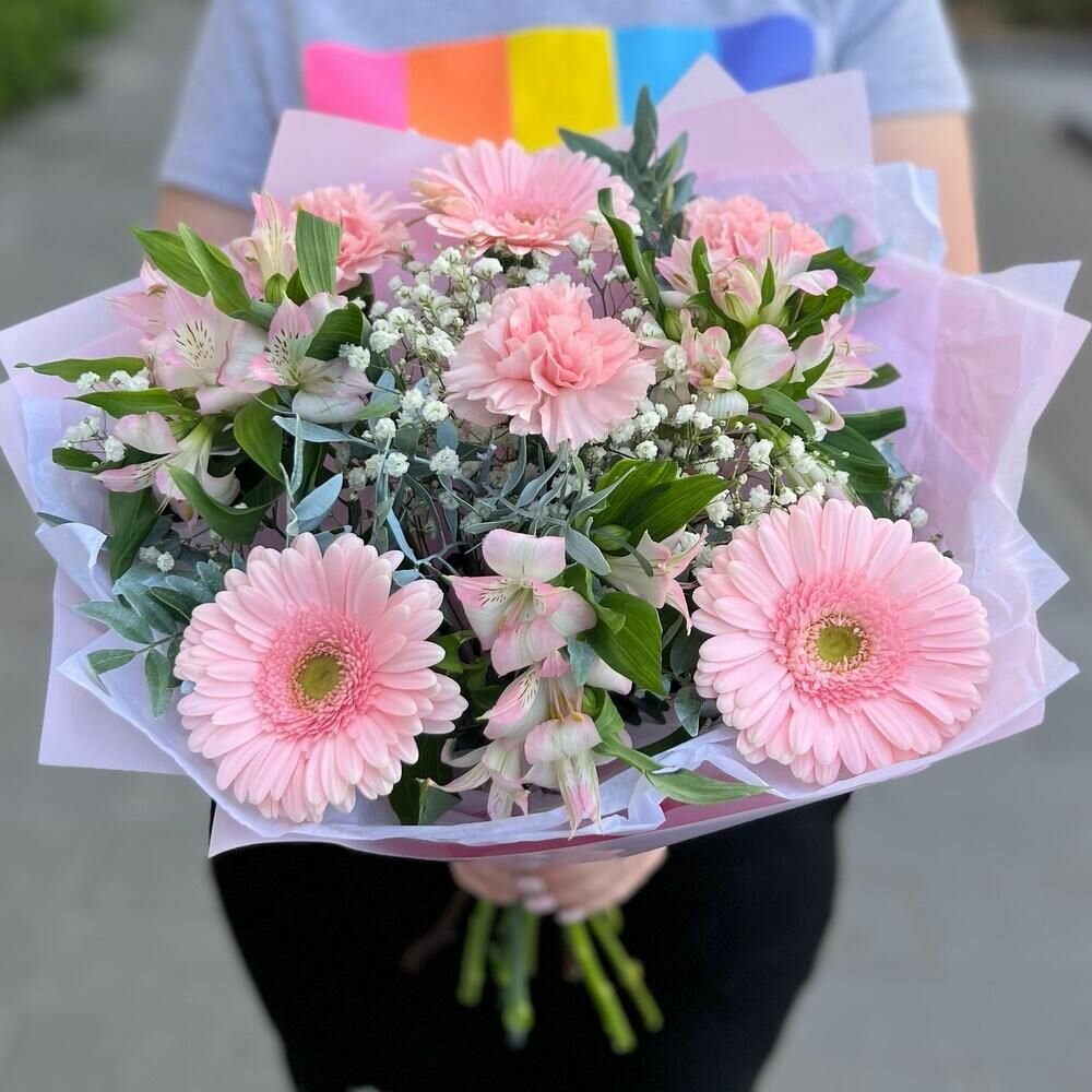 Букет с розовыми герберами и диантусами в дизайнерской упаковке - римская роза