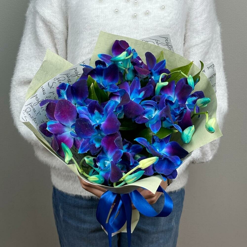 Букет из синих орхидей Космос в руках (мини). Букет AR0422 ALMOND ROSES