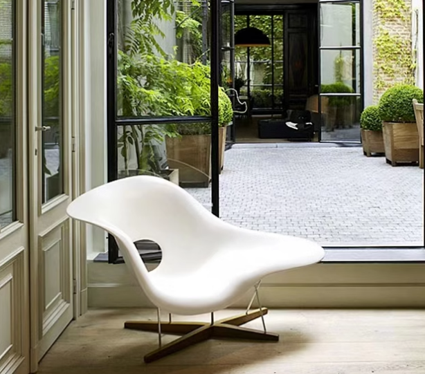 Кресло La Chaise Lounge дизайн Чарльза и Рэй Эймс Eames (белый)