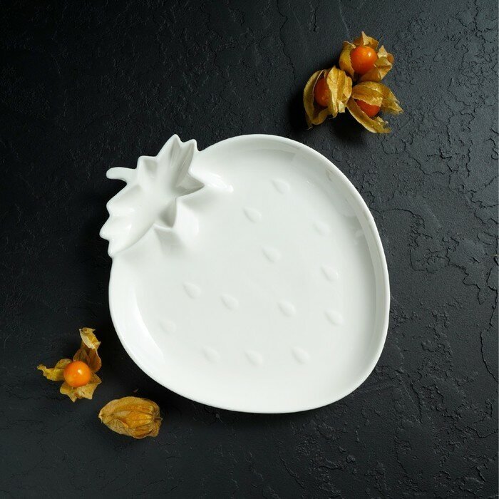 Блюдо фарфоровое с соусником Magistro «Бланш. Клубника», d=25 см, цвет белый - фотография № 4