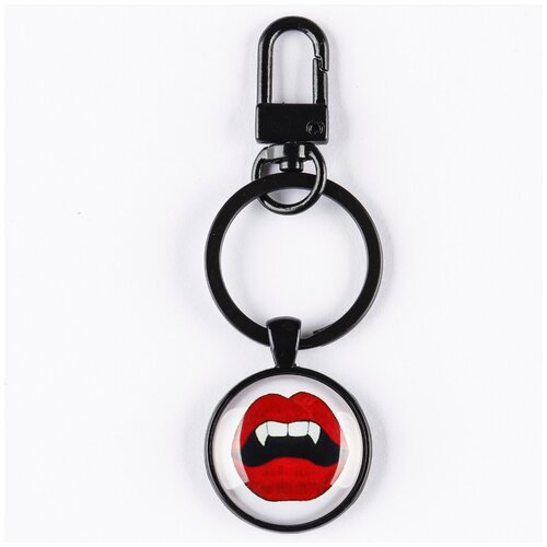 фото Брелок darifly чёрный с небольшим карабином, большим кольцом для ключей и круглым рисунком "красные губы и зубы с клыками вампира "