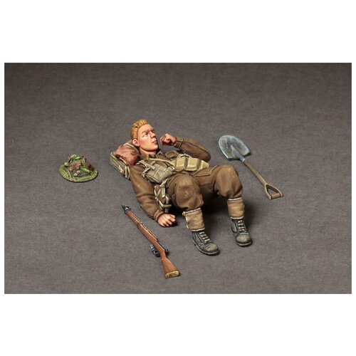 35136SOGA British infantryman at rest. gold rest 90 x 200 gold rest