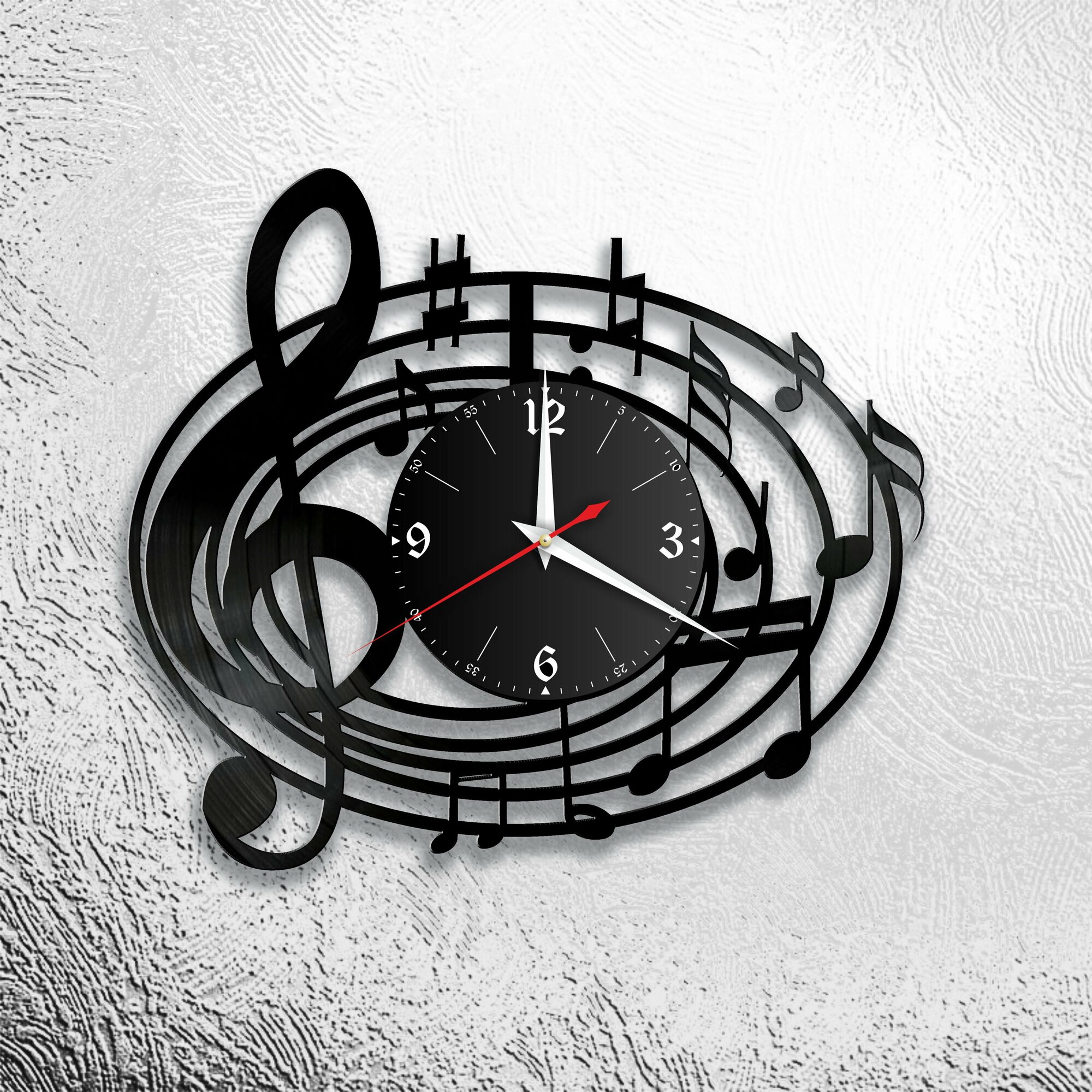 Настенные часы из виниловой пластинки с изображением нотного стана/скрипичного ключа