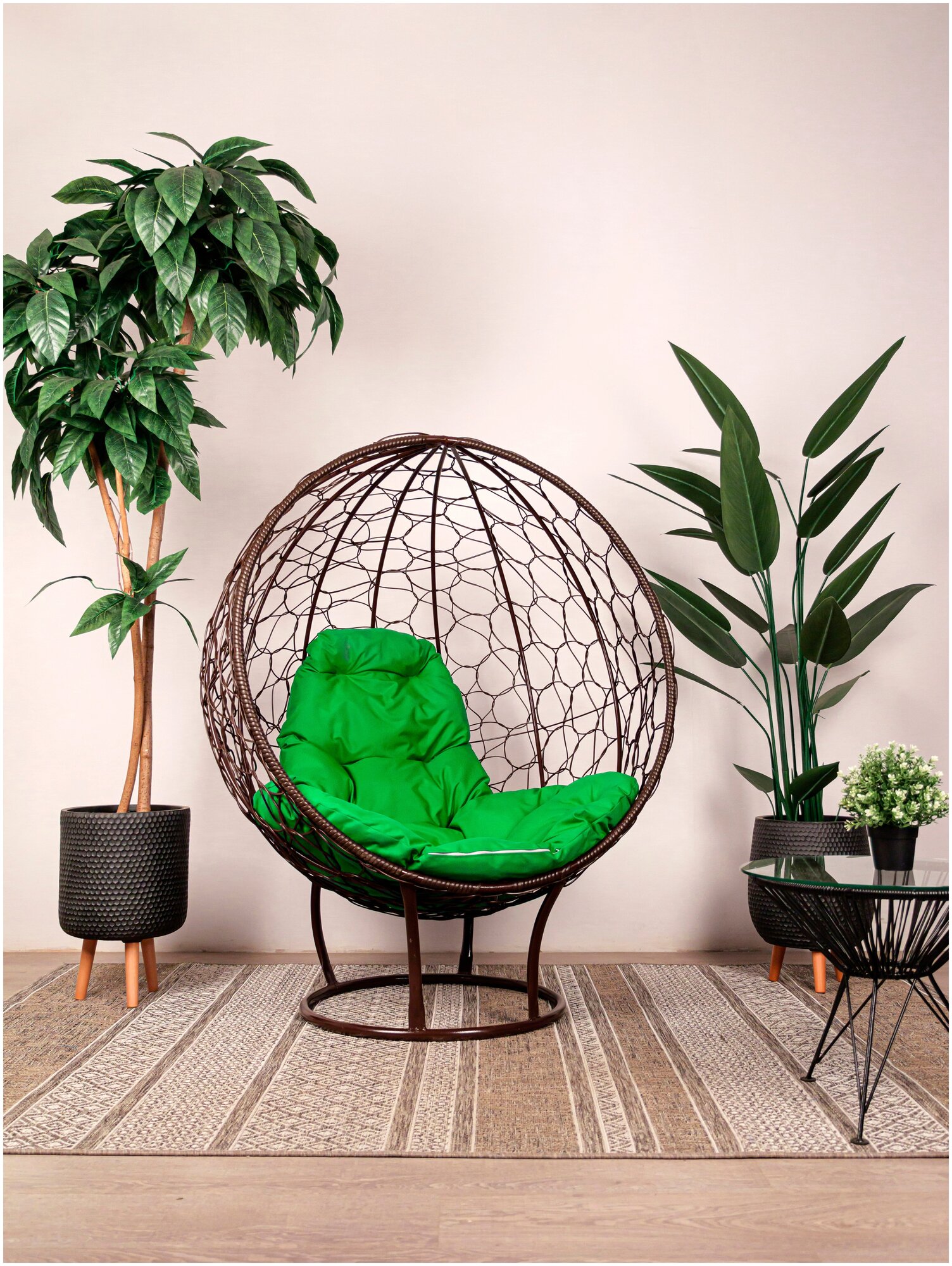 Кресло M-Group круг на подставке ротанг коричневый, зелёная подушка - фотография № 1