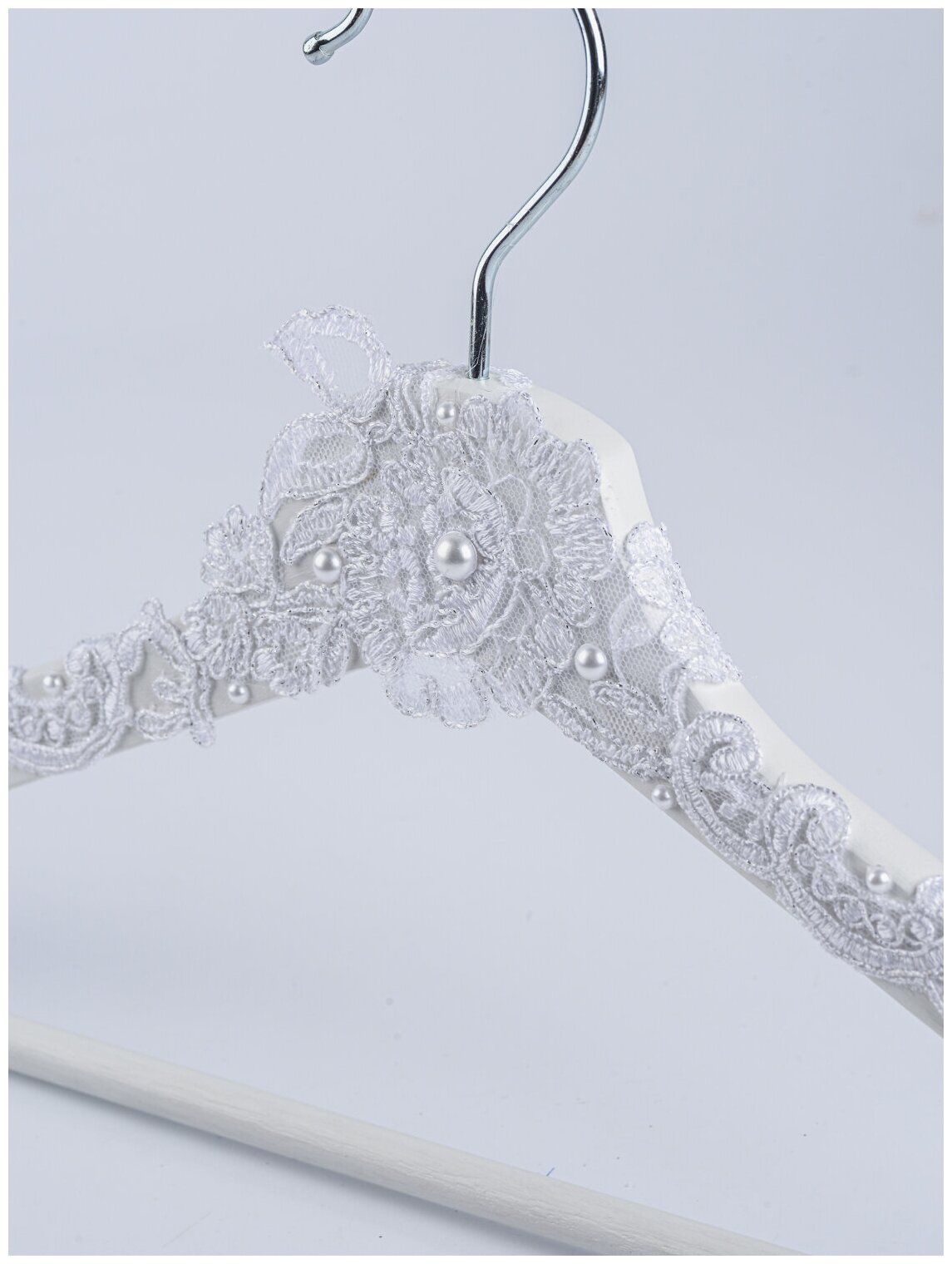 Необычная вешалка для свадебного платья невесты "Виктория" из дерева белого цвета с нежным кружевом и бусинами - фотография № 8