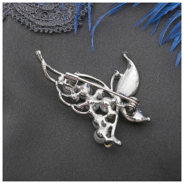 Брошь "Бабочка" с жемчужным крылом, цвет белый в серебре - фотография № 2