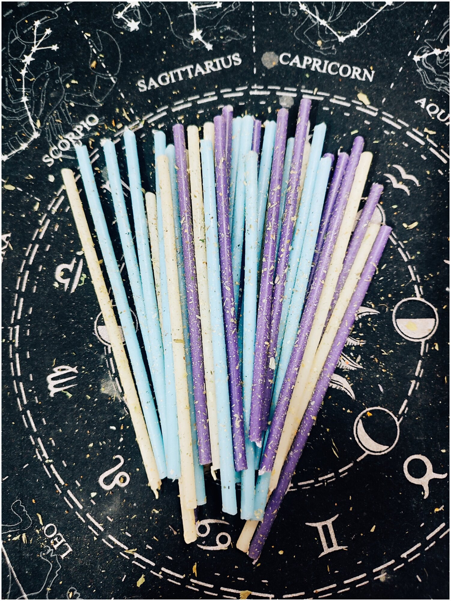Фиолетовые, голубые, белые восковые, магические свечи 30 штук для ритуалов и энергетических практик