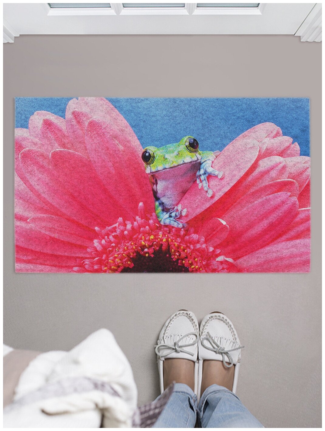 Придверный коврик в прихожую JoyArty "Лягушка на цветке" для обуви, на резиновой основе, 75x45 см - фотография № 1