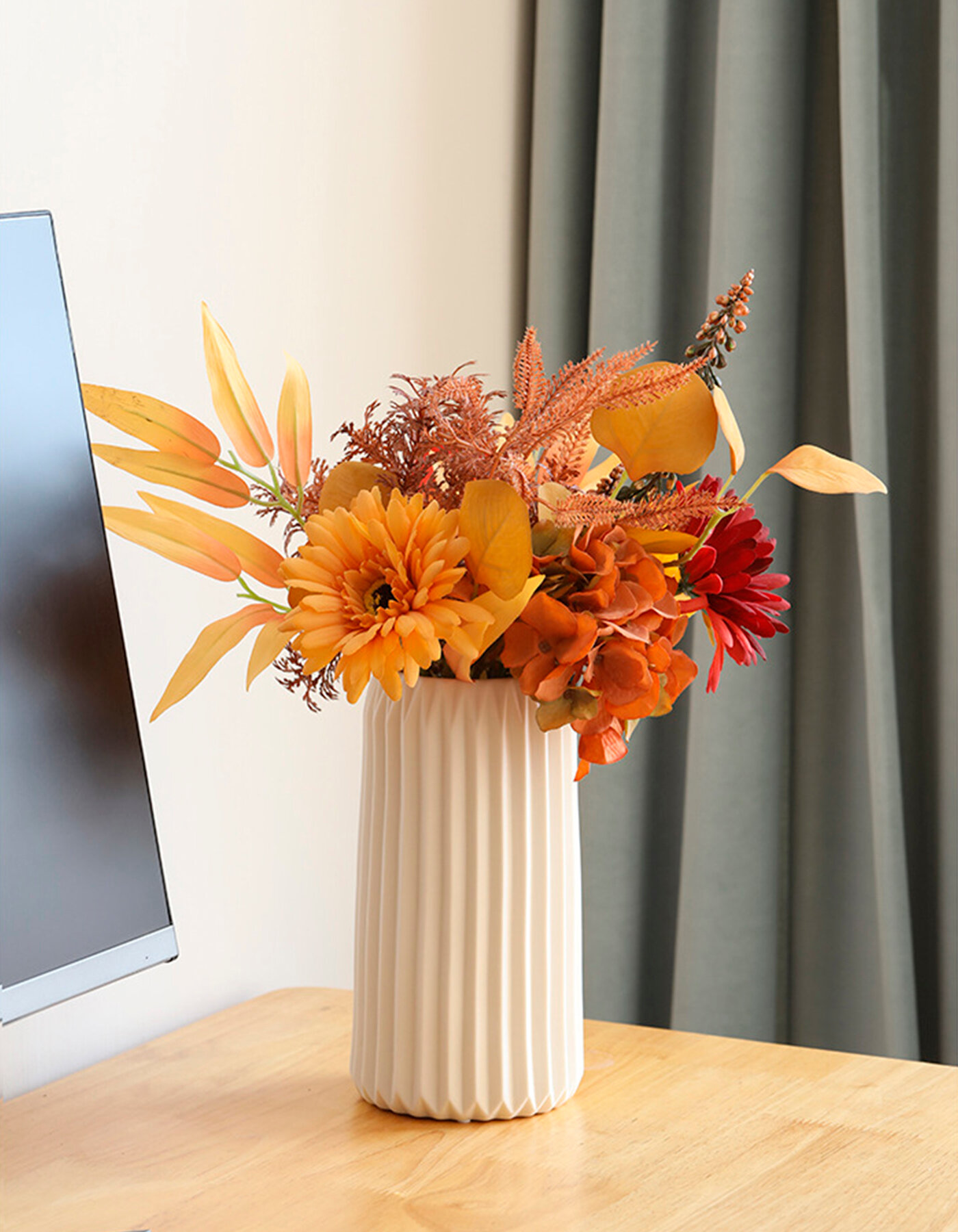 фото Белая матовая керамическая ваза высотой 20 см идеальна для цветов и сухоцветов/ребристая ваза