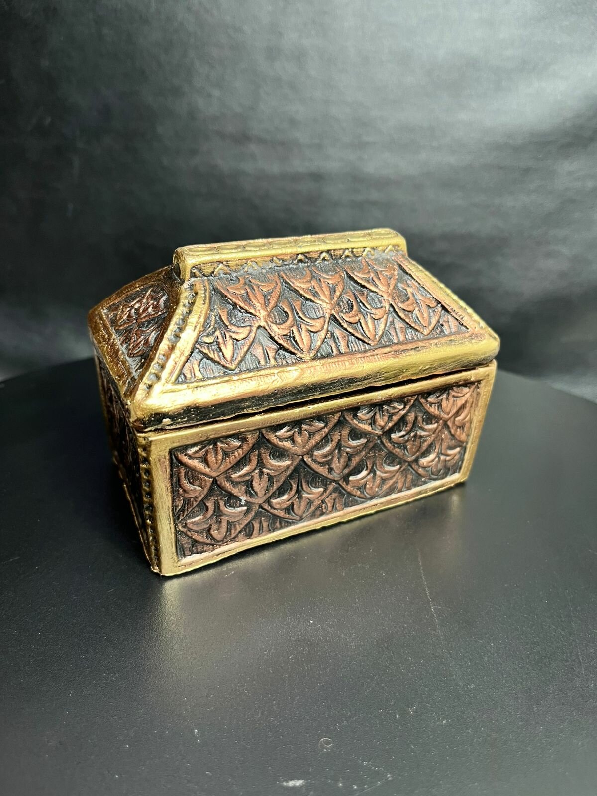 Шкатулка Present61 "Ларец", бронза, 8х6х10, 1 сундук, золото, гипс, для украшений, 0,25 кг — фото 1