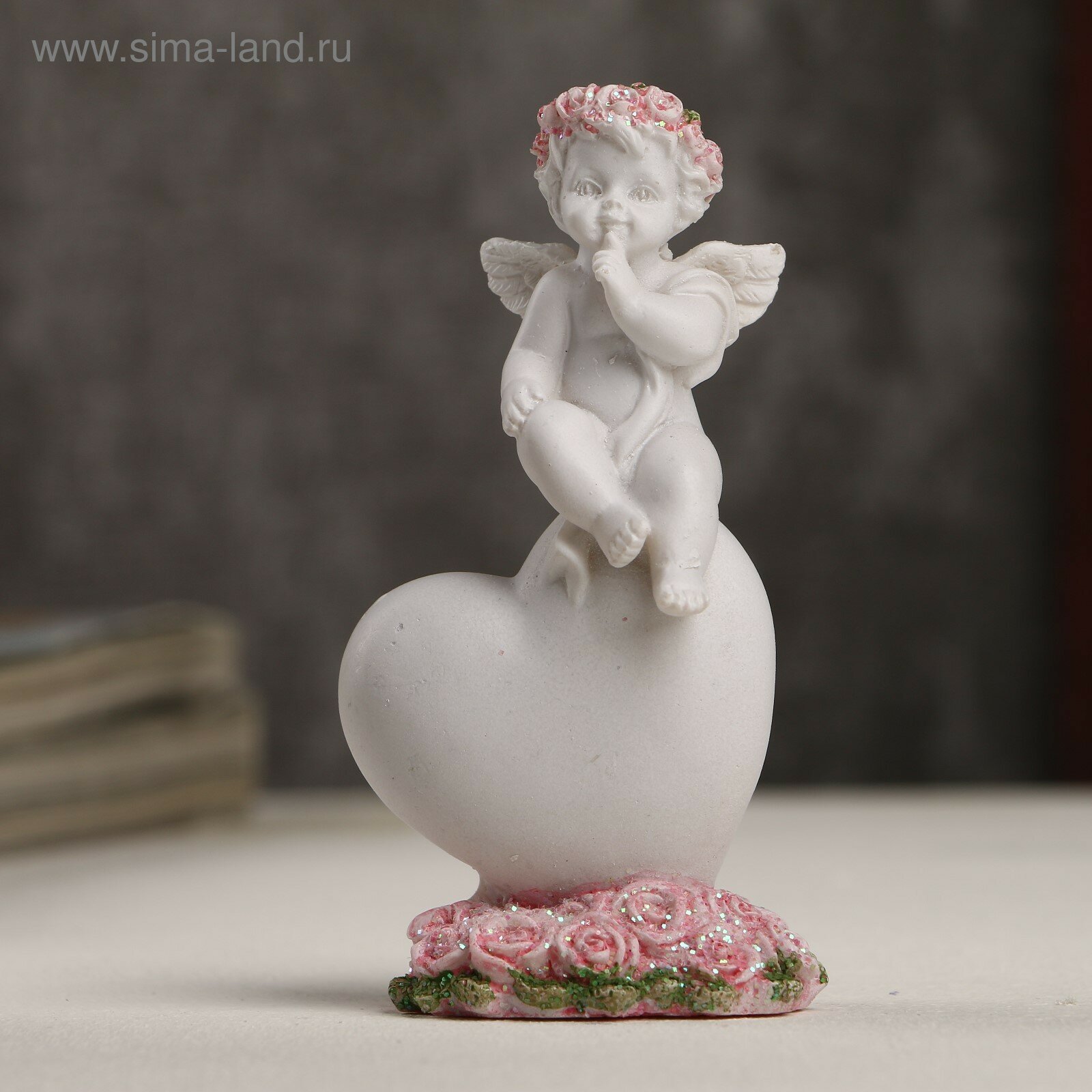 Фигурка полистоун «Белоснежный ангел в розовом веночке верхом на сердце» 8.5×4.3×2.2 см