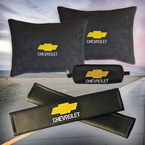 Подарочный набор автомобилиста из черного велюра для Chevrolet (шевроле) (две автомобильные подушки, ключница и накладки на ремень безопасности)