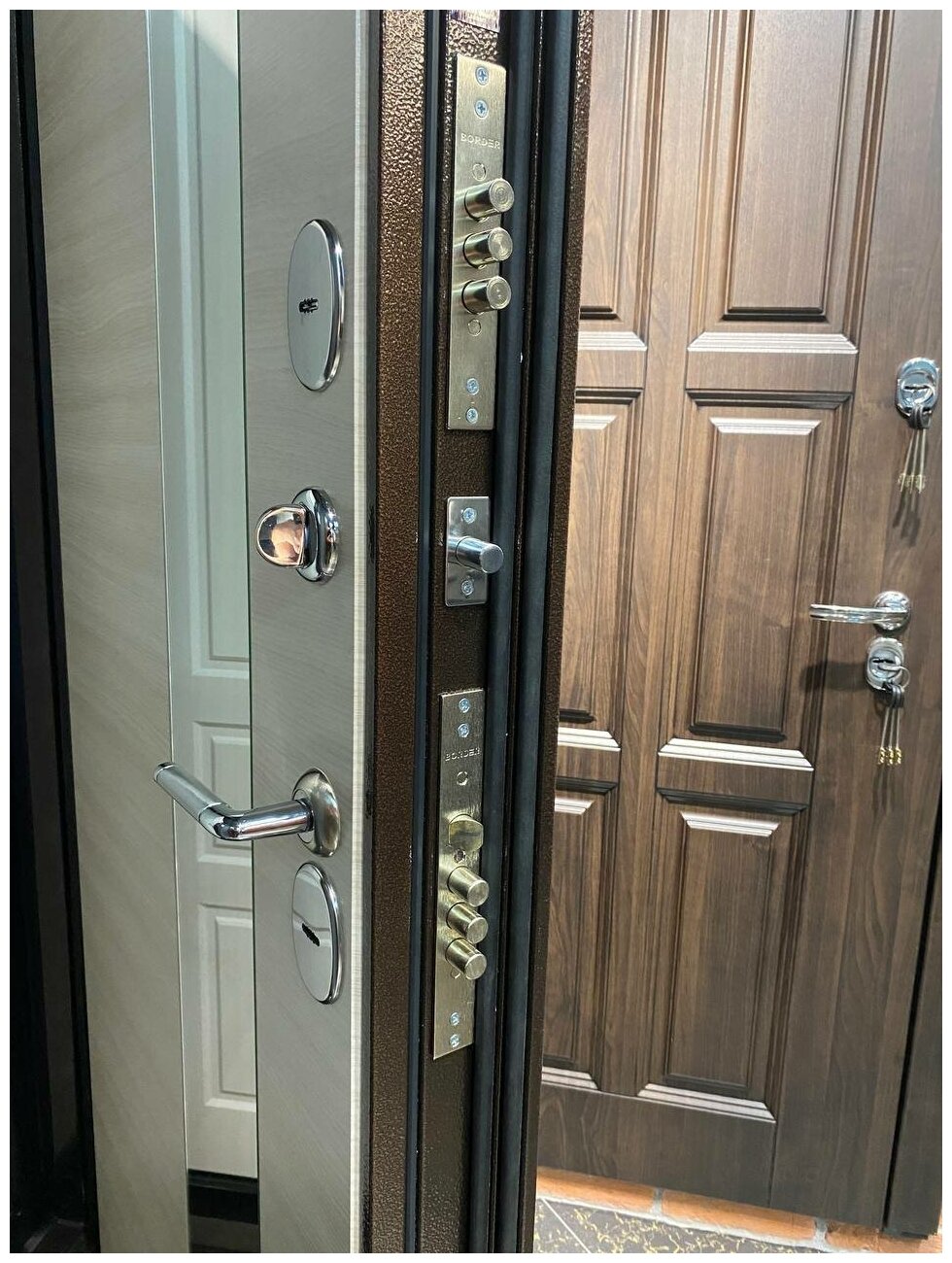 Входная стальная дверь для дома TERMOMAGNIT с терморазрывом с внутренней белой панелью 27 эмаль RAL 9003, размер по коробке 960х2050, правая - фотография № 4