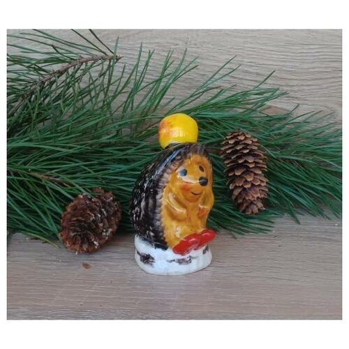 Ежик с яблоком на березовом пенечке. Фарфоровая фигурка