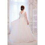 Длинное белое свадебное платье А-силуэта с кружевом шантильи. - изображение