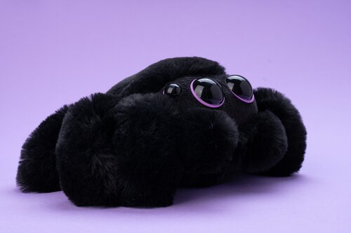 Мягкая игрушка черный паук BOOMTS Павучок с фиолетовыми глазами в подарок на 8 марта