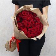 Цветы живые букет из 35 красных роз "Ред Наоми" 70 см в крафт-бумаге