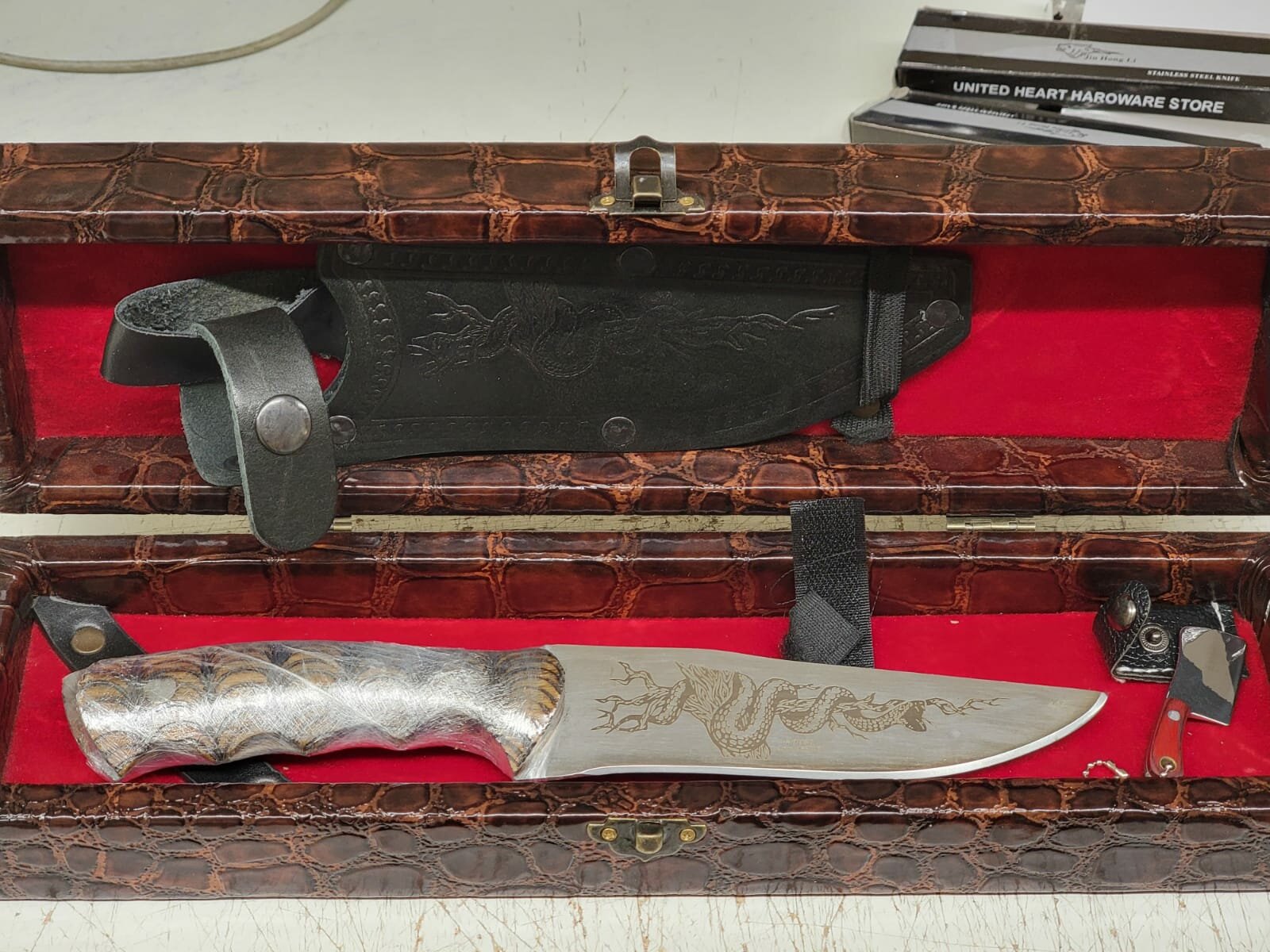 Нож туристический Змей , разделочный в чехле ножнах и подарочном кожаном футляре , подарок брелок топорик (сделано в Кизляре)