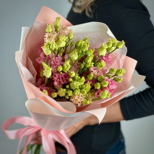 Изображение товара Букет из 5 розовых лизиантусов в стильной упаковке. «365 Поводов» - живые цветы с доставкой