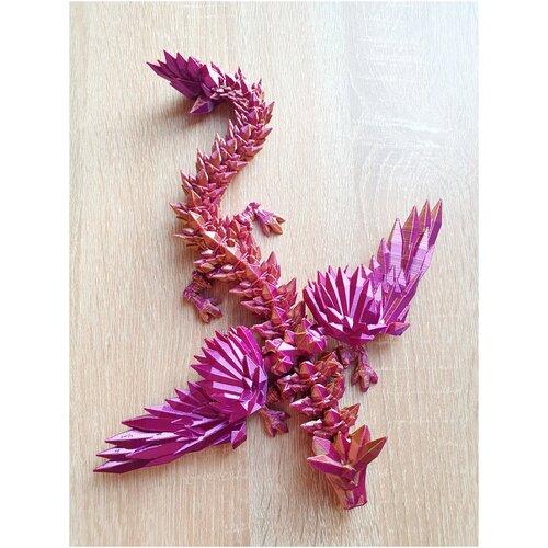 Подвижный дракон с крыльями