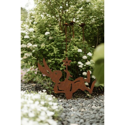 Садовые фигурки для сада и огорода Зайка лежит с цветком