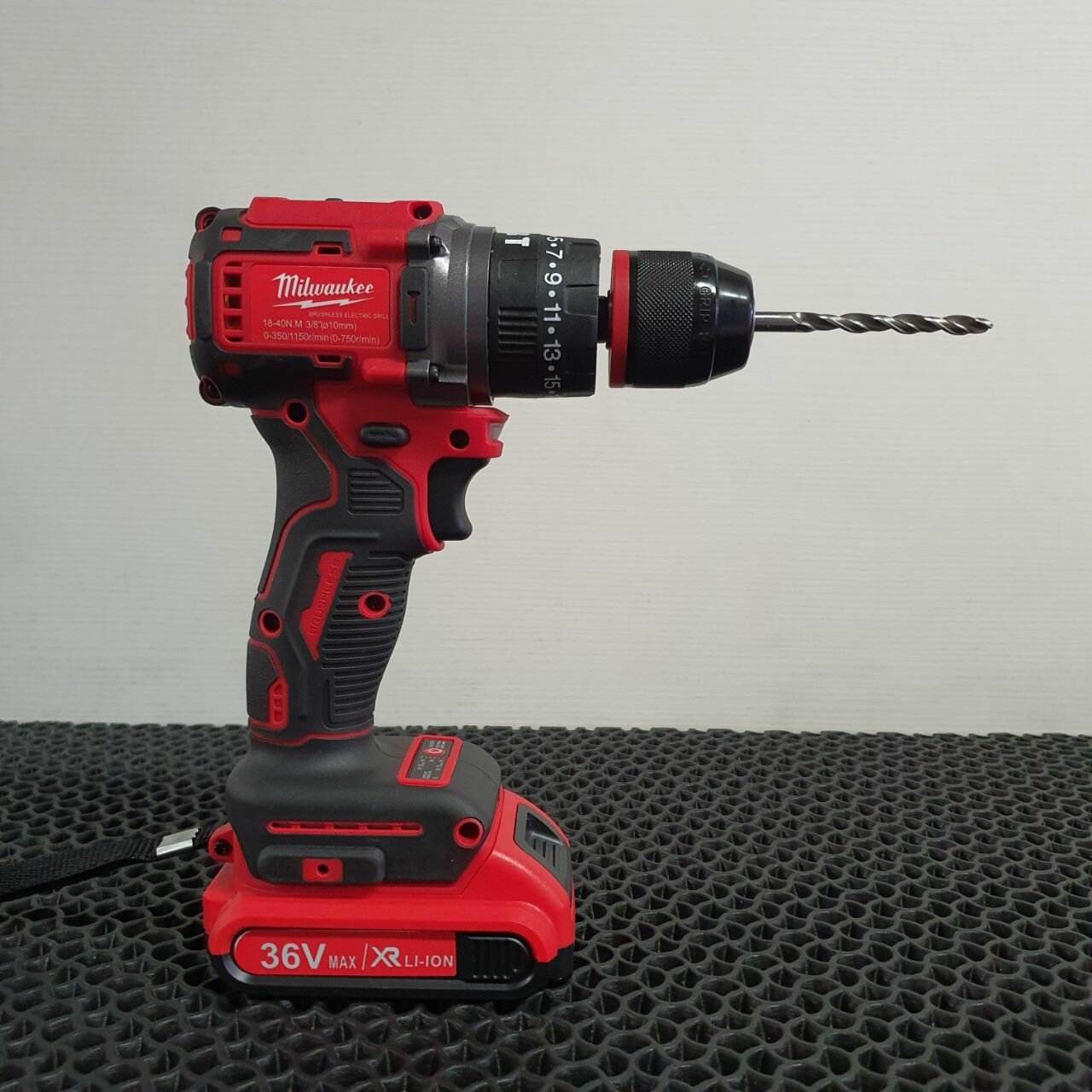 фото Аккумуляторный шуруповерт Milwaukee 36В с набором