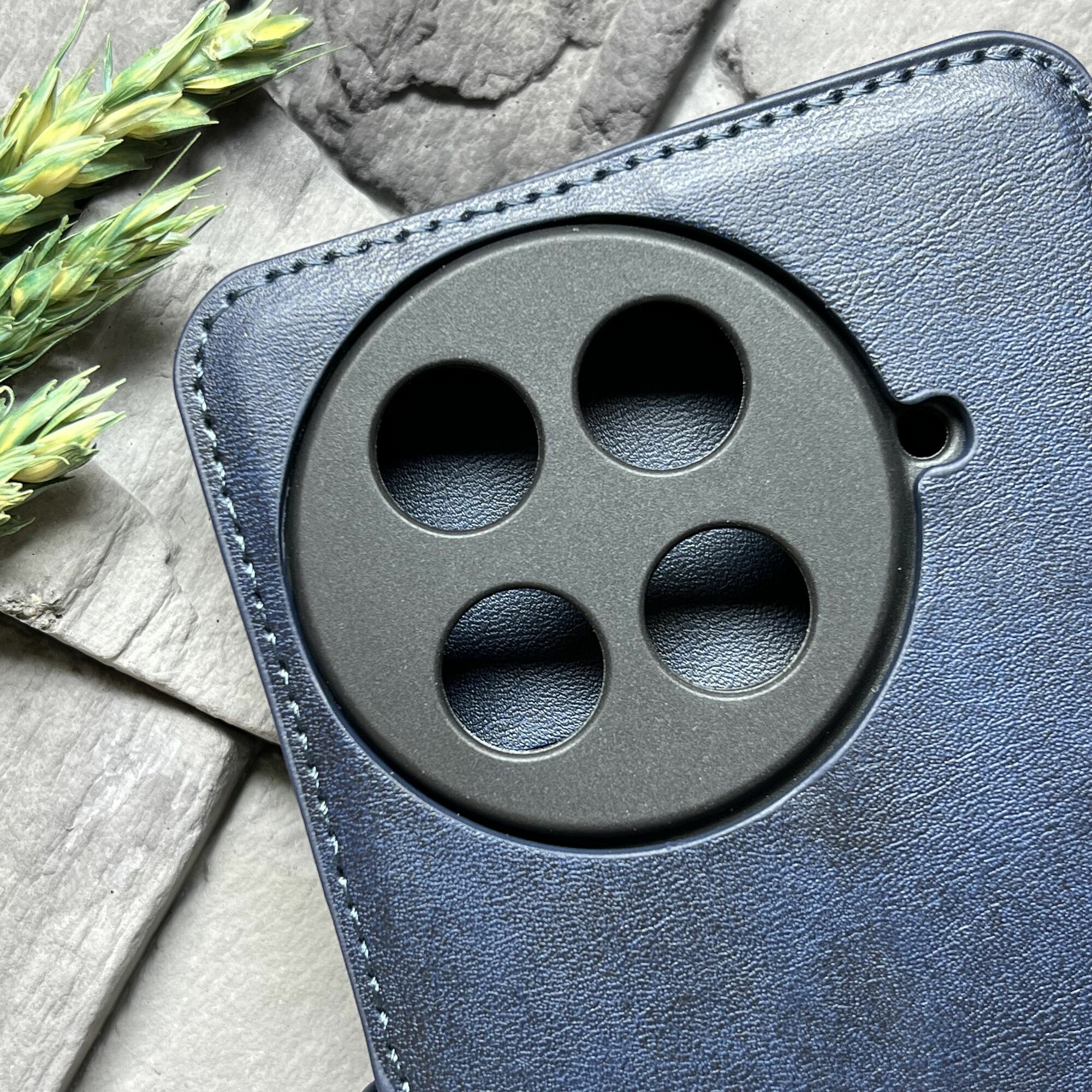 Чехол книжка для Tecno Camon 30S / Tecno Camon 30S Pro кожаный с магнитной застежкой (Техно Камон 30С / Камон 30С Про) с хлястиком, с функцией подставки, синий — фото 1