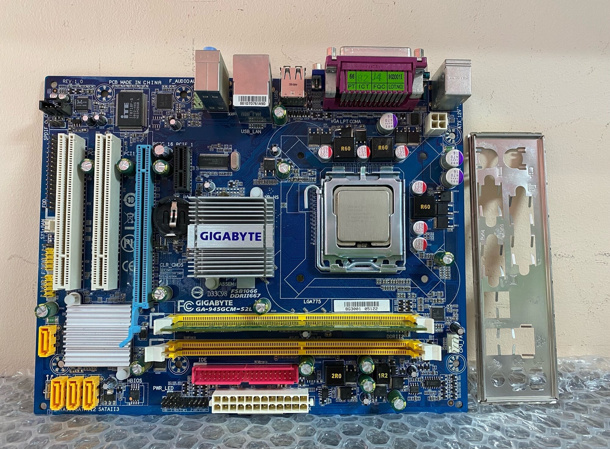 Материнская плата Gigabyte GA-945GCM-S2L (LGA 775) комплектом + процессор Intel + DDR2