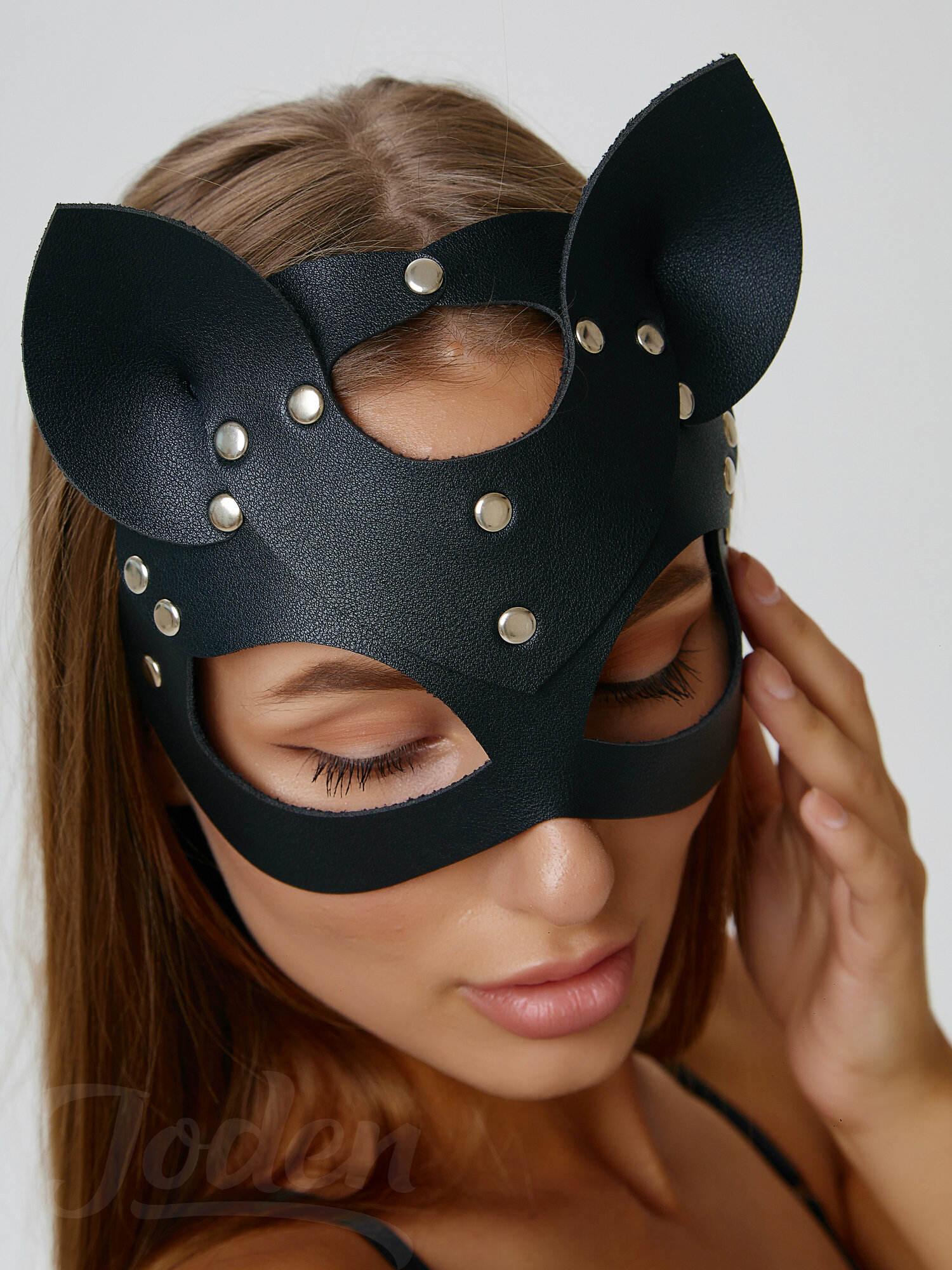 Женская карнавальная маска кошки из экокожи на праздник, цвет черный — фото 1