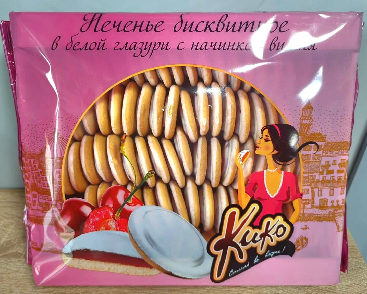 Печенье бисквитное в белой глазури с начинкой вишня - фотография № 1