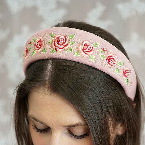 Ободок с вышивкой розы пудра, универсальный на голову, головной убор для девушки, для женщины Душенька из искусственной замши