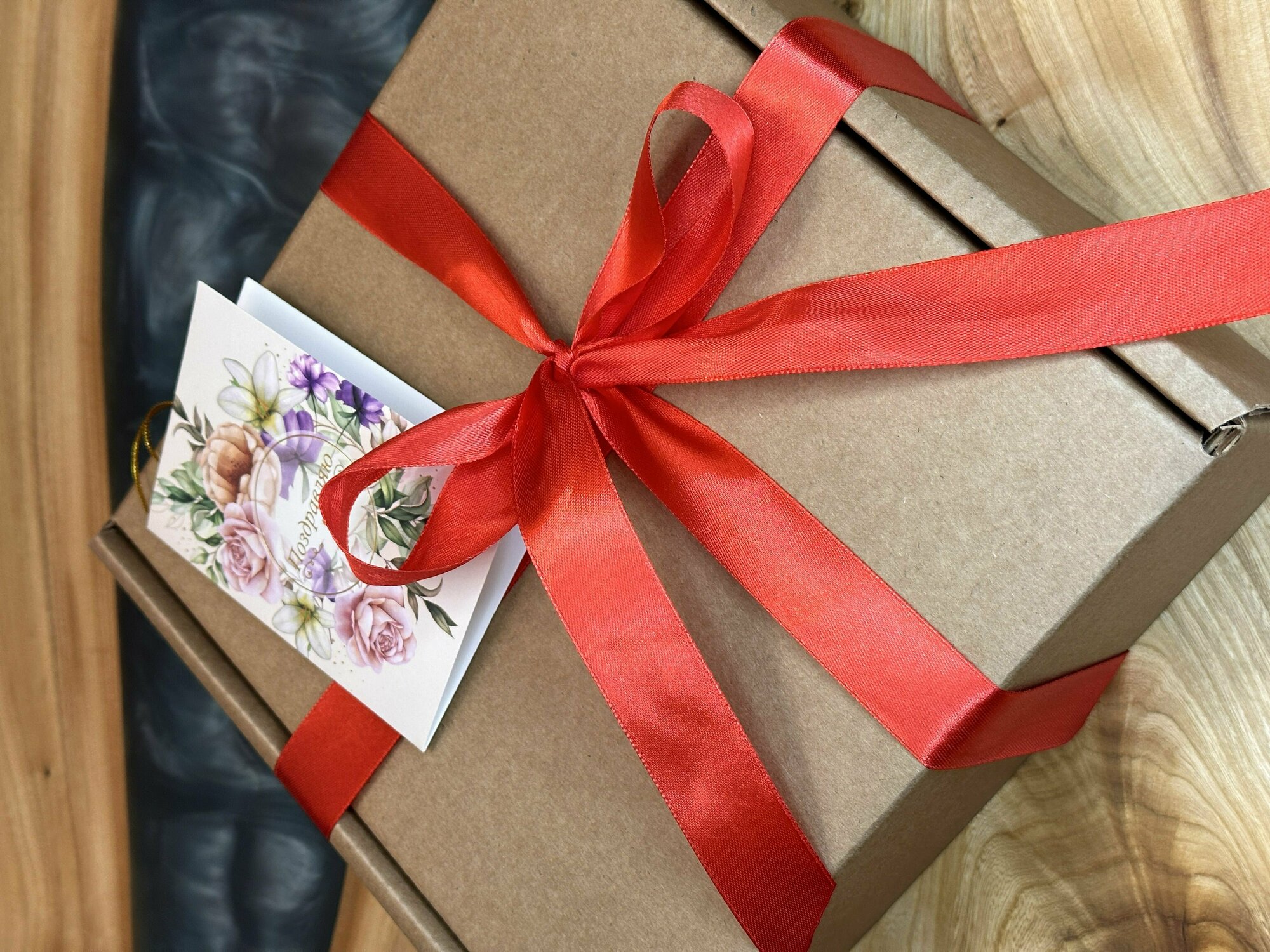 Коробка подарочная крафтовая 21*21*10 см с бумажным наполнителем и красным атласным бантом праздничная упаковка